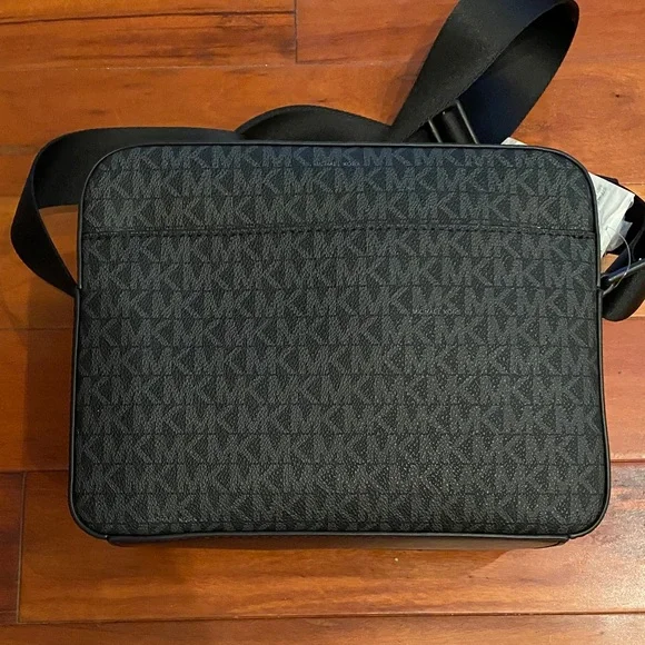 Michael Kors Black Logo Camera Style Bag —BRAND NEW w/Tags - Picture 3 of 3